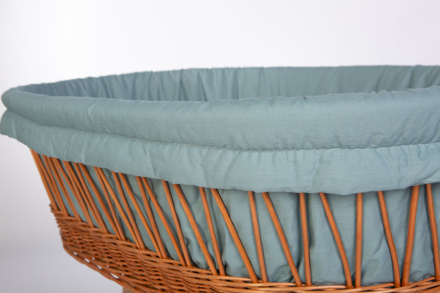 Light blue cotton padded liner for Stubenwagen with gathered top edge on wicker basket. - Mionido - Stubenwagenpolster (Baumwolle)