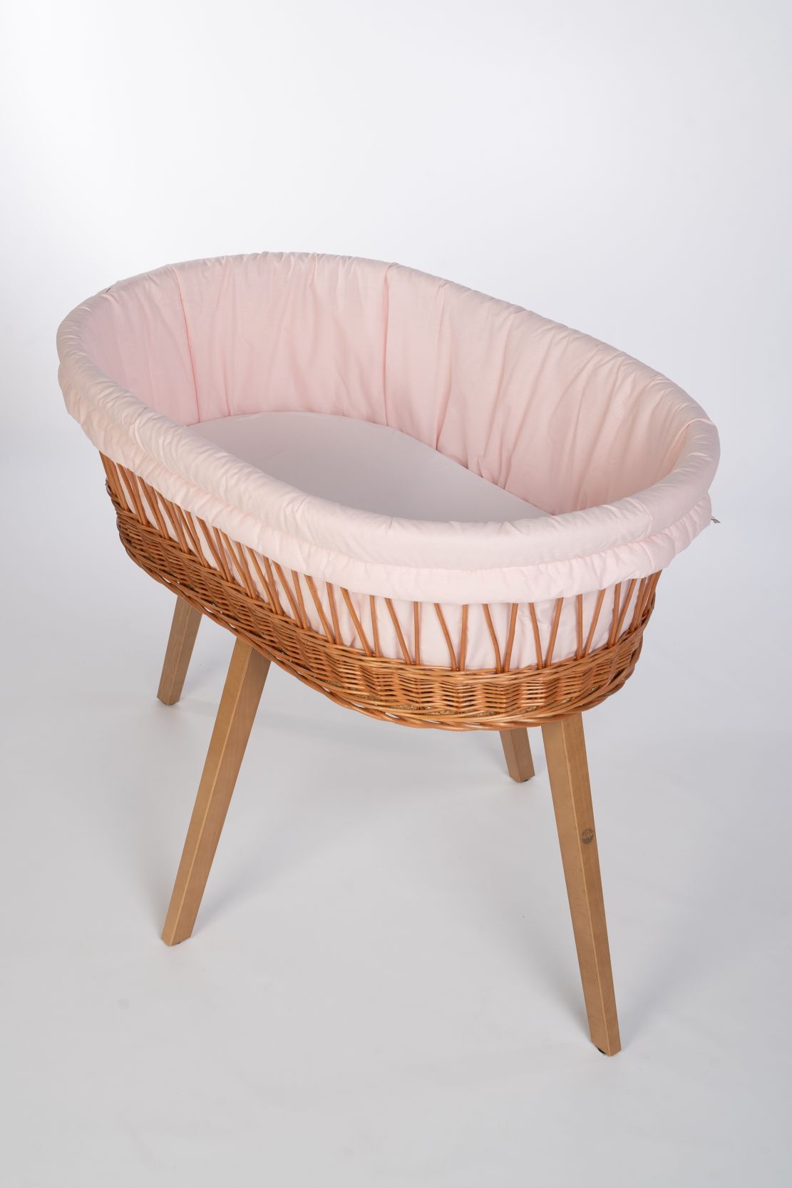 Cream cotton Stubenwagenpolster liner fitted inside a wicker Stubenwagen bassinet with wooden legs. - Mionido - Stubenwagenpolster (Baumwolle)