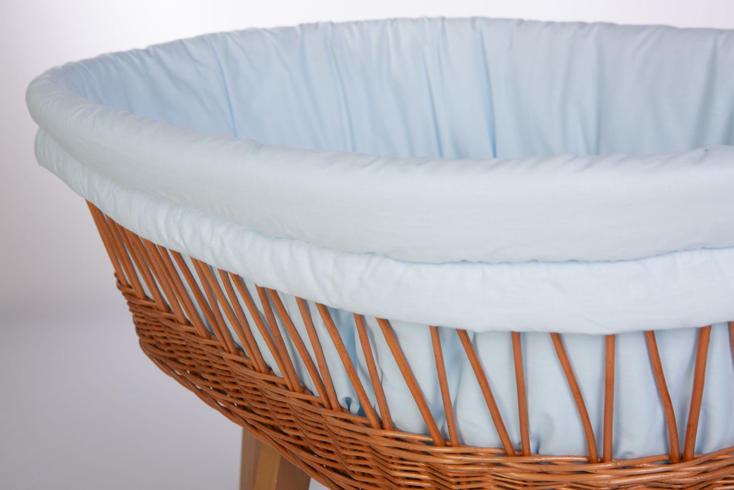Cream cotton Stubenwagen cushion with soft padded edges on wicker bassinet. - Mionido - Stubenwagenpolster (Baumwolle)