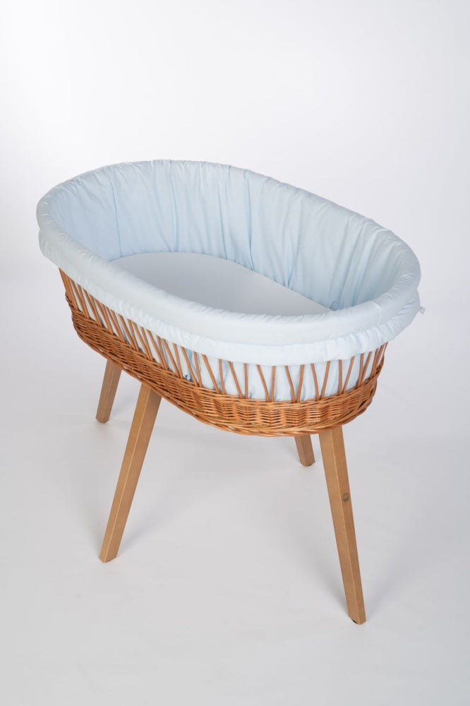 Light blue cotton Stubenwagen padded liner with gathered sides on wicker bassinet with wooden legs. - Mionido - Stubenwagenpolster (Baumwolle)
