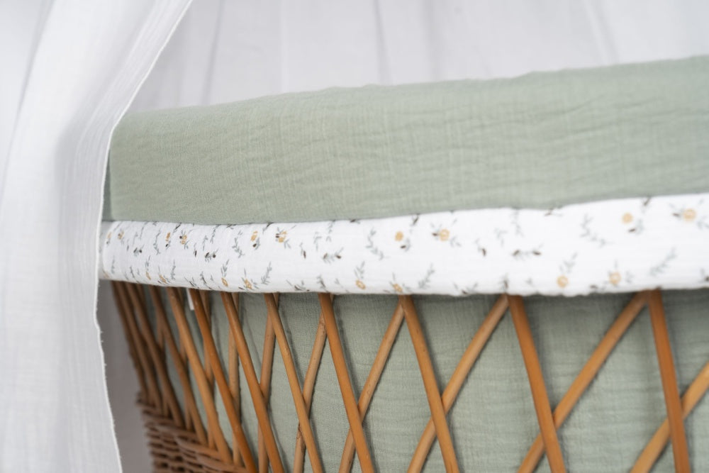 Natural rattan Stubenwagen with eucalyptus green muslin lining and floral trim. - Mionido - Bollerwagen Tony (natur)