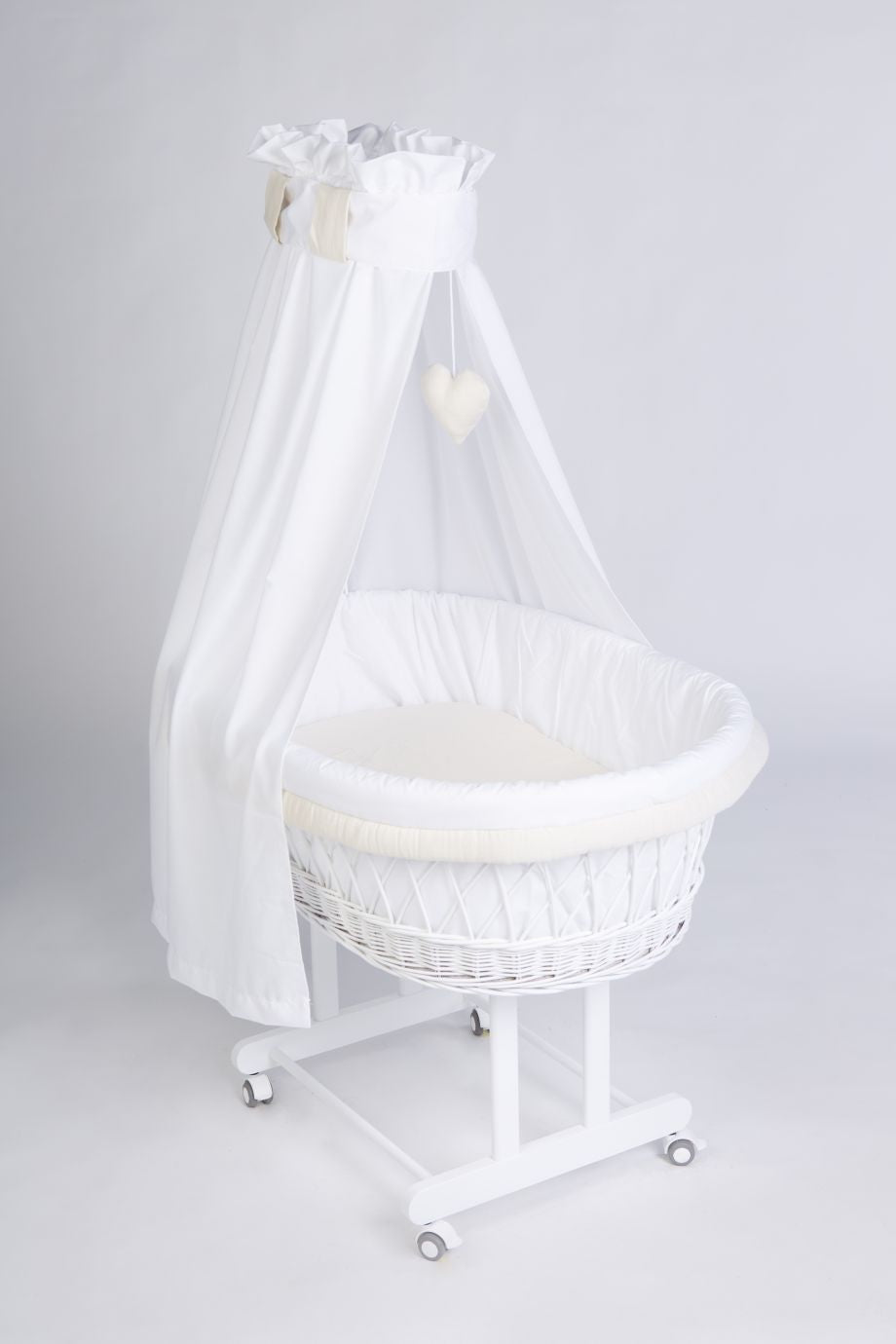 White Stubenwagen Maxi with round wicker bassinet and sheer canopy on white stand with wheels. - Mionido - Stubenwagen Maxi (weiß)