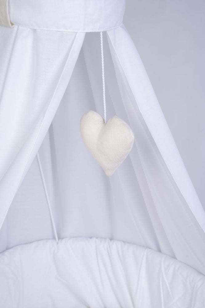 White Stubenwagen canopy with soft heart-shaped hanging decor and cushioned interior. - Mionido - Stubenwagen Maxi (weiß)