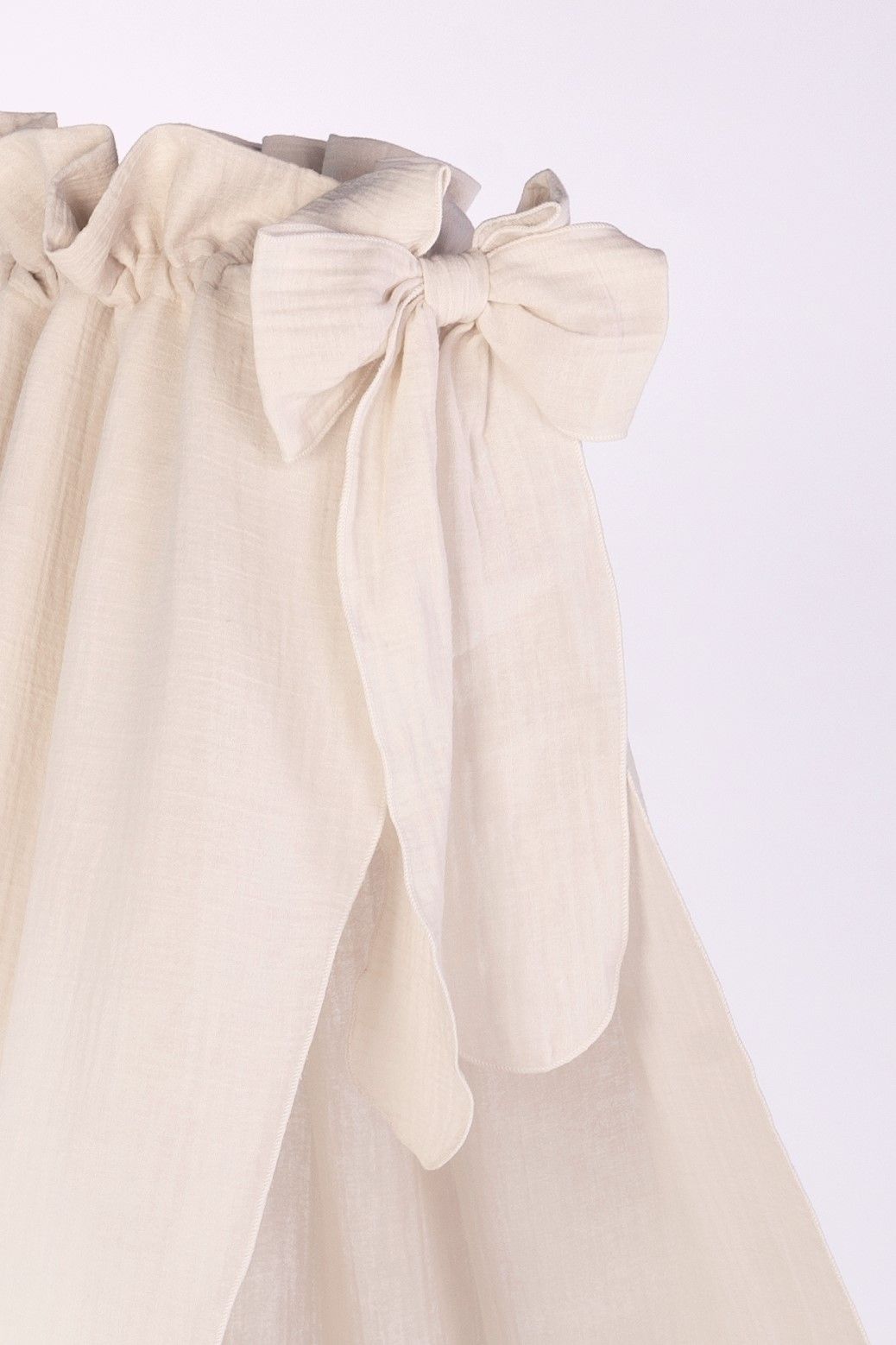 Cream muslin fabric with large tied bow detail on natural Stubenwagen canopy. - Mionido - Bollerwagen Tony (natur)