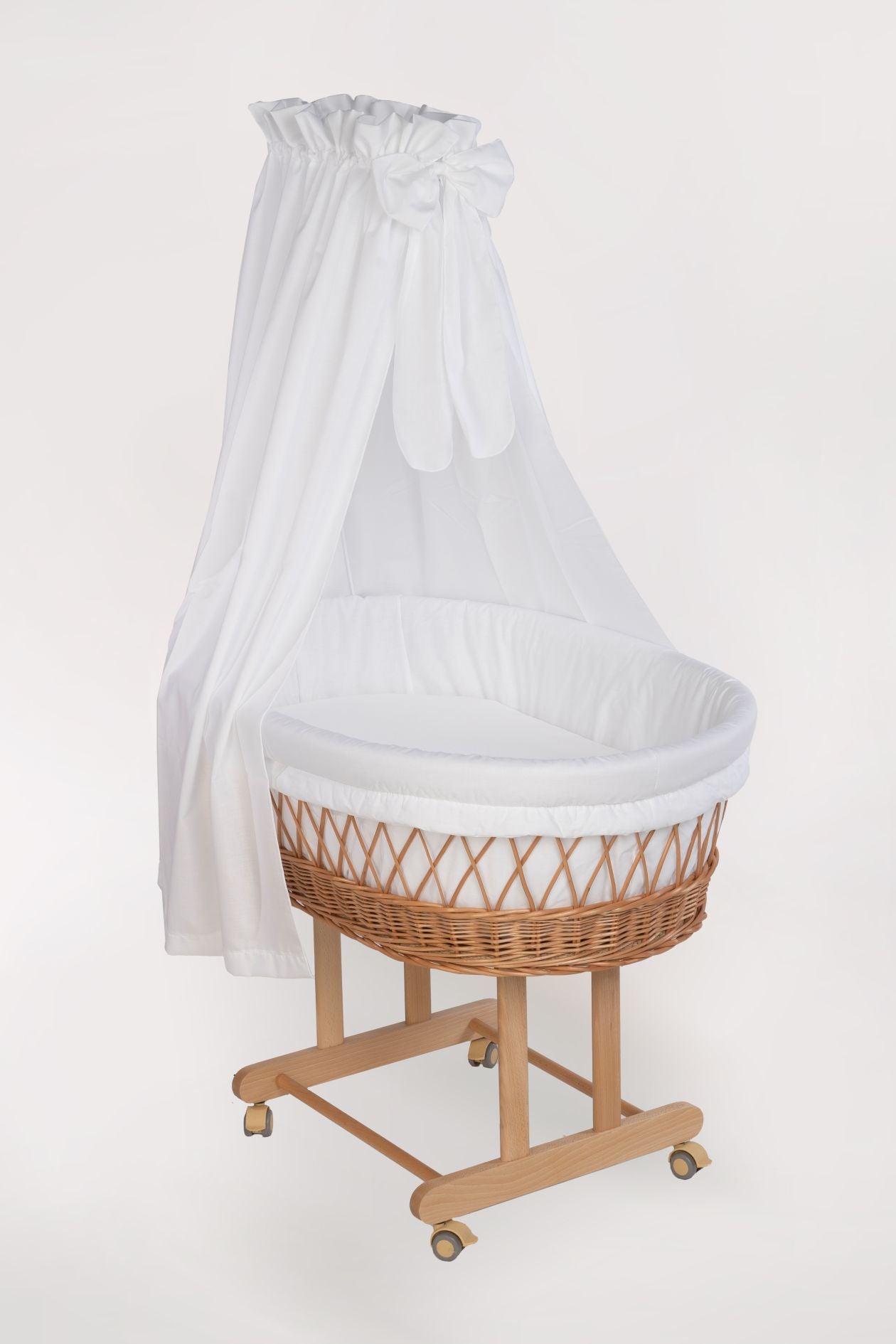 Natural wicker Stubenwagen with white fabric canopy and matching bedding on wooden frame with wheels. - Mionido - Stubenwagen Maxi (natur)