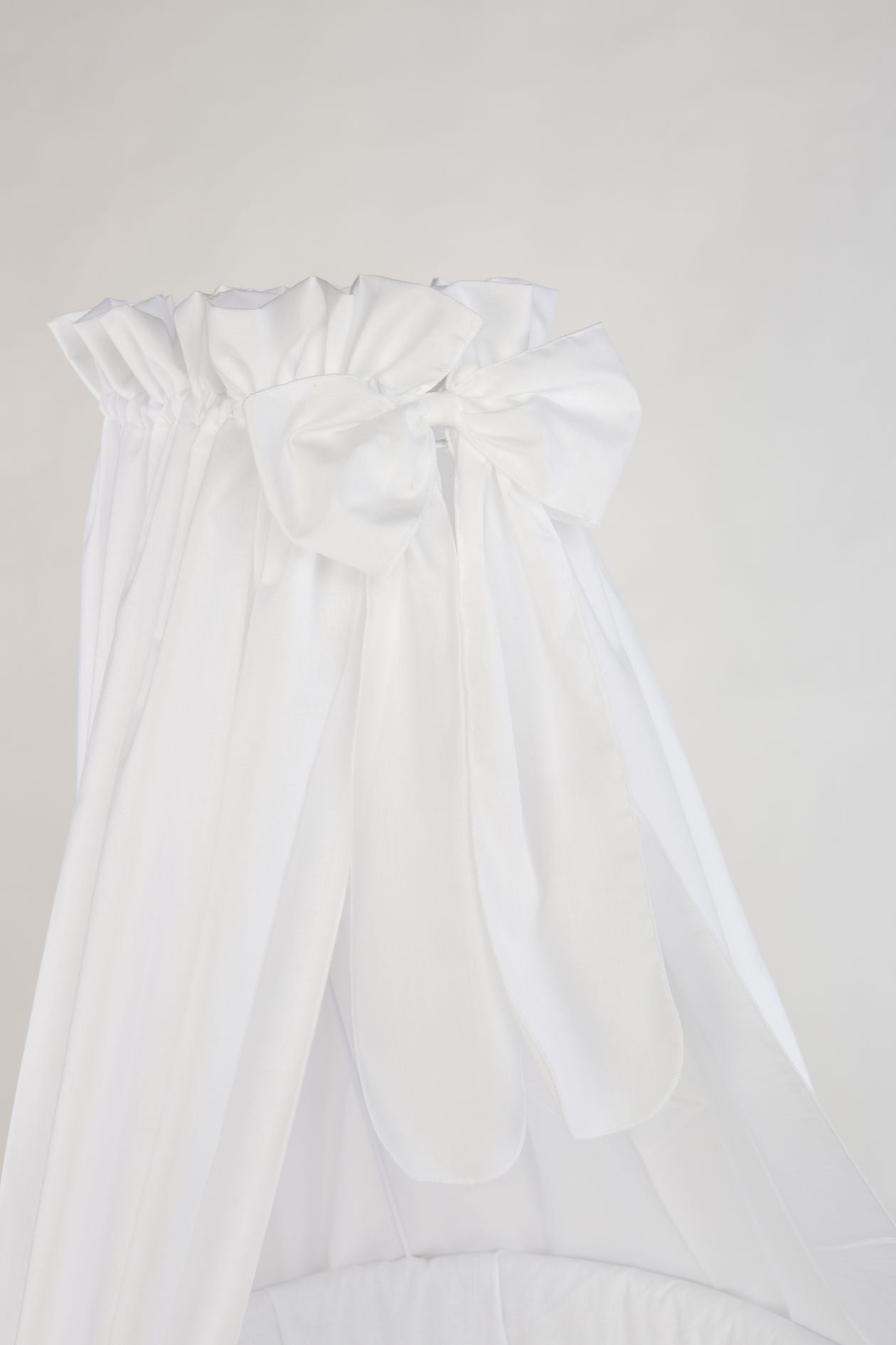White Stubenwagen canopy with soft, flowing muslin fabric and delicate tied bows. - Mionido - Stubenwagen Maxi (natur)