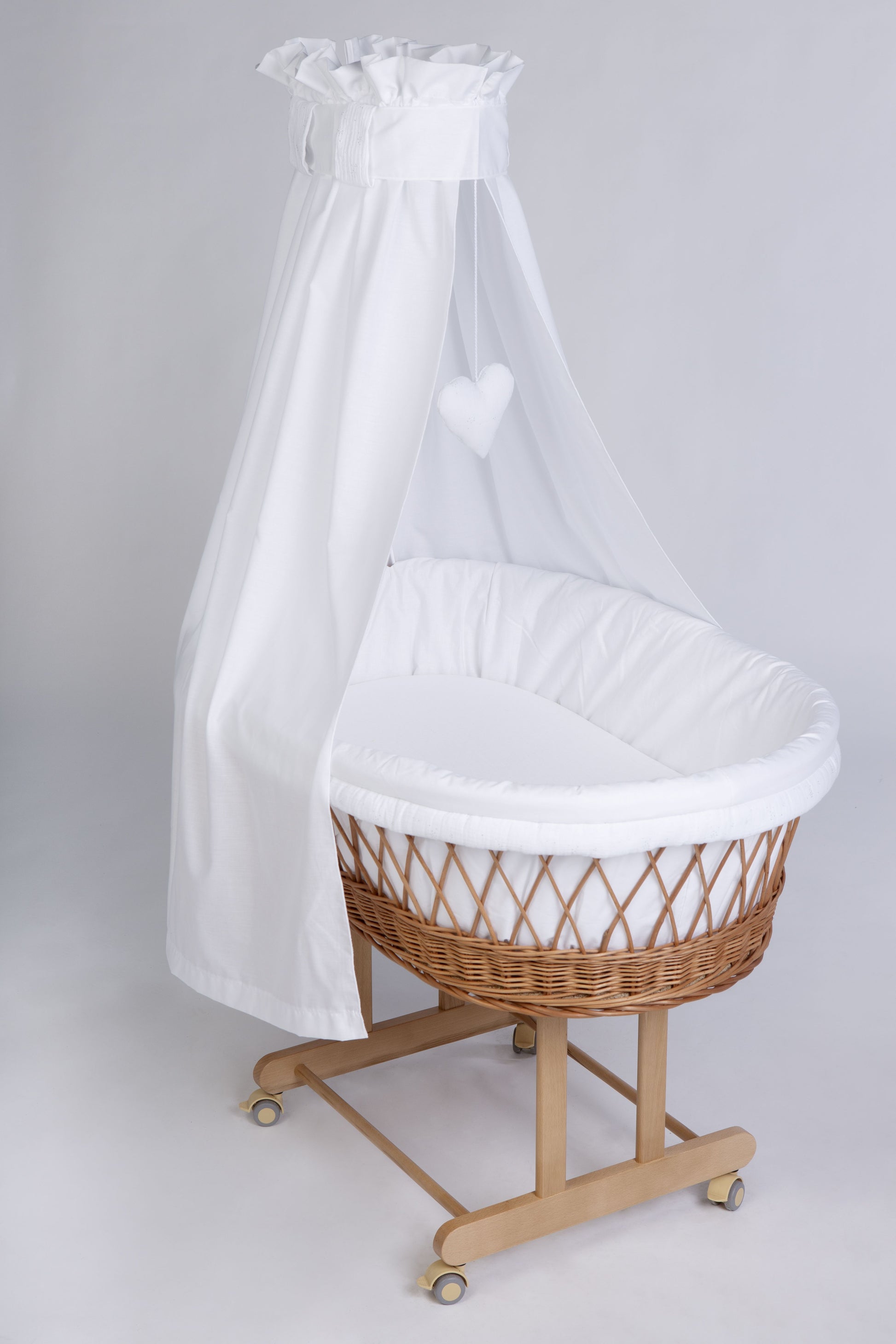 Natural wicker Stubenwagen with white fabric lining and sheer canopy with heart detail. - Mionido - Stubenwagen Maxi (natur)
