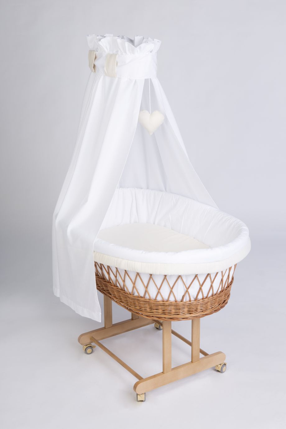 Natural rattan Stubenwagen Maxi bassinet with white canopy and soft white bedding on wooden frame with wheels. - Mionido - Stubenwagen Maxi (natur)