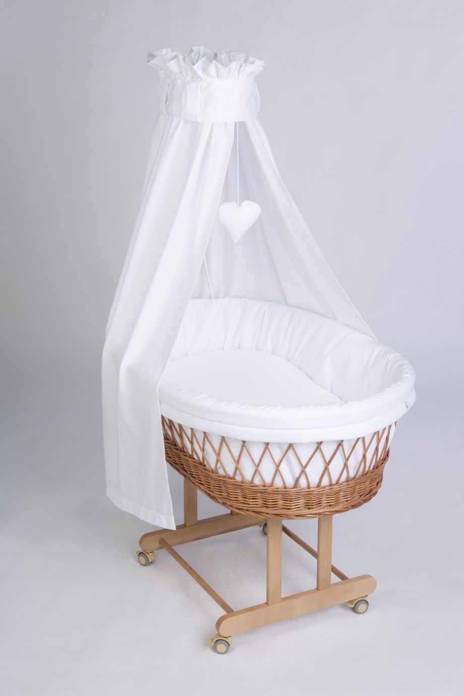 Natural wicker Stubenwagen with white mattress and sheer white canopy featuring heart detail. - Mionido - Stubenwagen Maxi (natur)