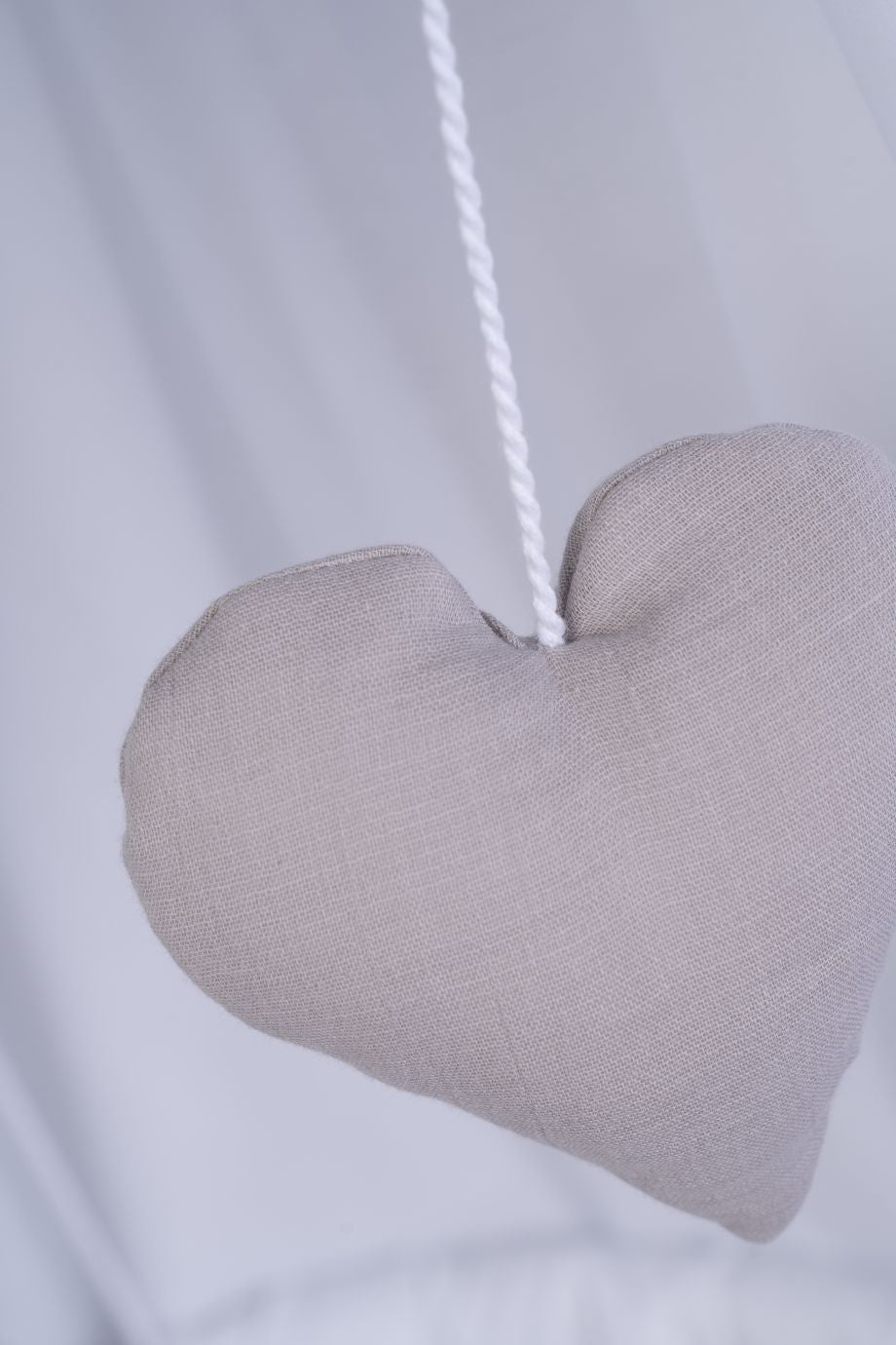 Taupe fabric heart-shaped hanging decoration for Stubenwagen nurseries. - Mionido - Stubenwagen Maxi (natur)