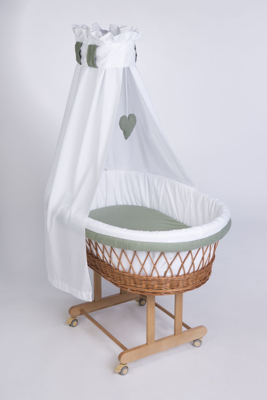 Natural wicker Stubenwagen with white canopy featuring a green heart and matching green bedding. - Mionido - Stubenwagen Maxi (natur)