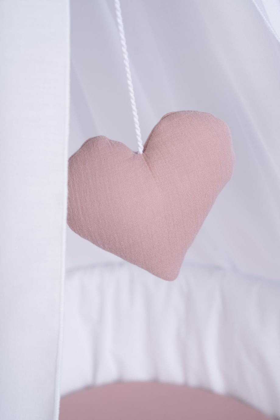 Pink fabric heart hanging inside natural Stubenwagen with white canopy and bedding. - Mionido - Stubenwagen Maxi (natur)