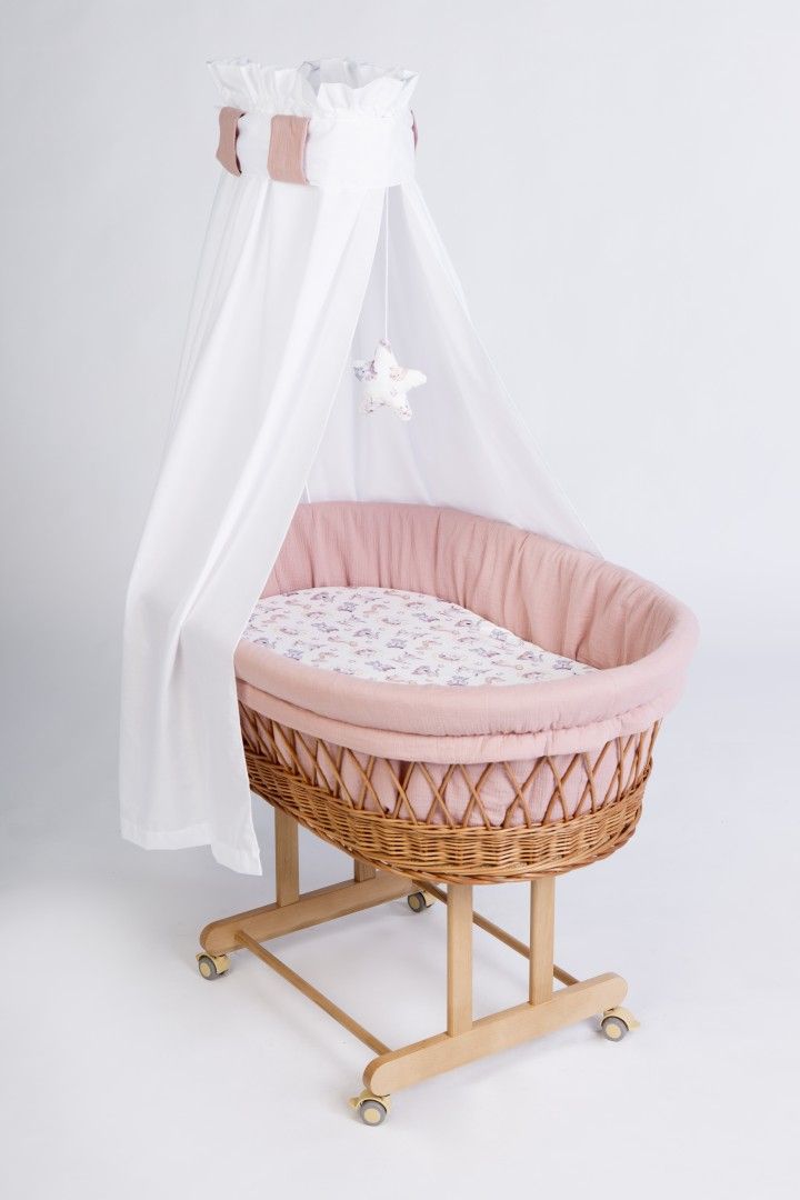 Pink fabric-lined Stubenwagen Maxi with patterned mattress, wicker base, wooden frame, and white canopy with hanging stars. - Mionido - Stubenwagen Maxi (natur)