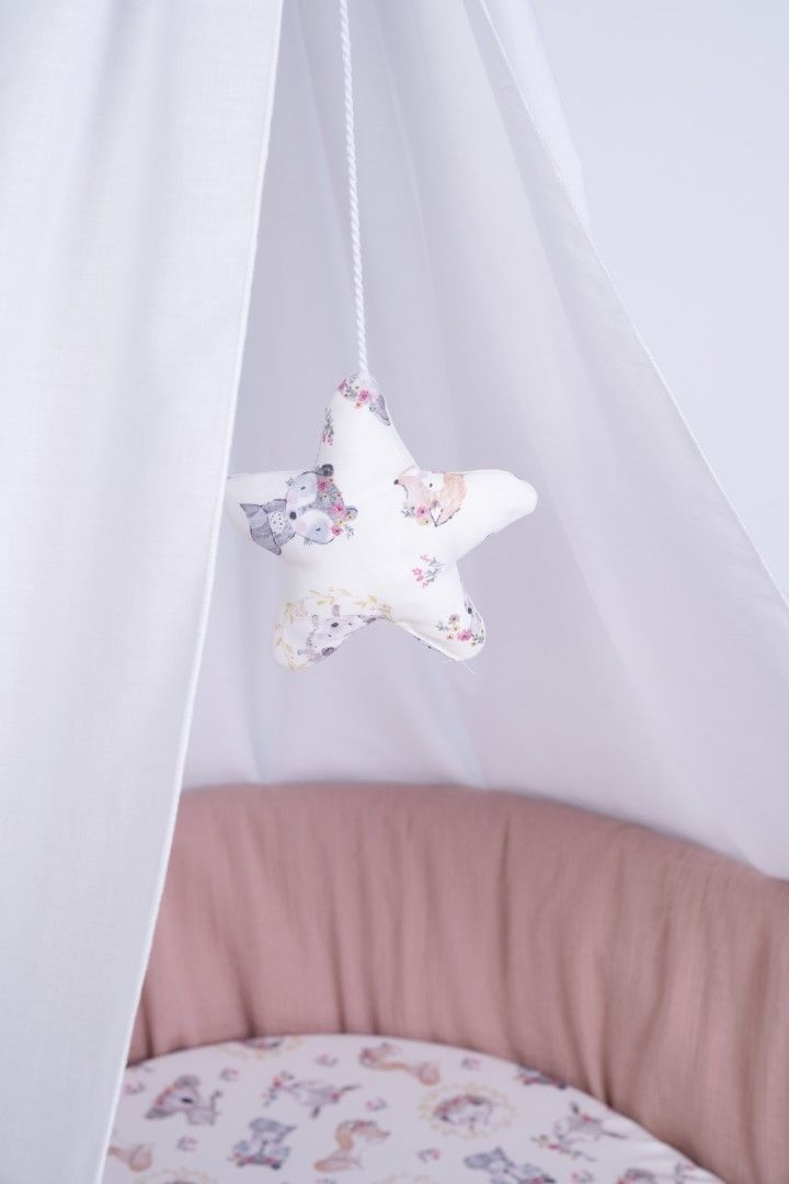 White Stubenwagen canopy with hanging soft star mobile and blush pink padded interior lining. - Mionido - Stubenwagen Maxi (natur)