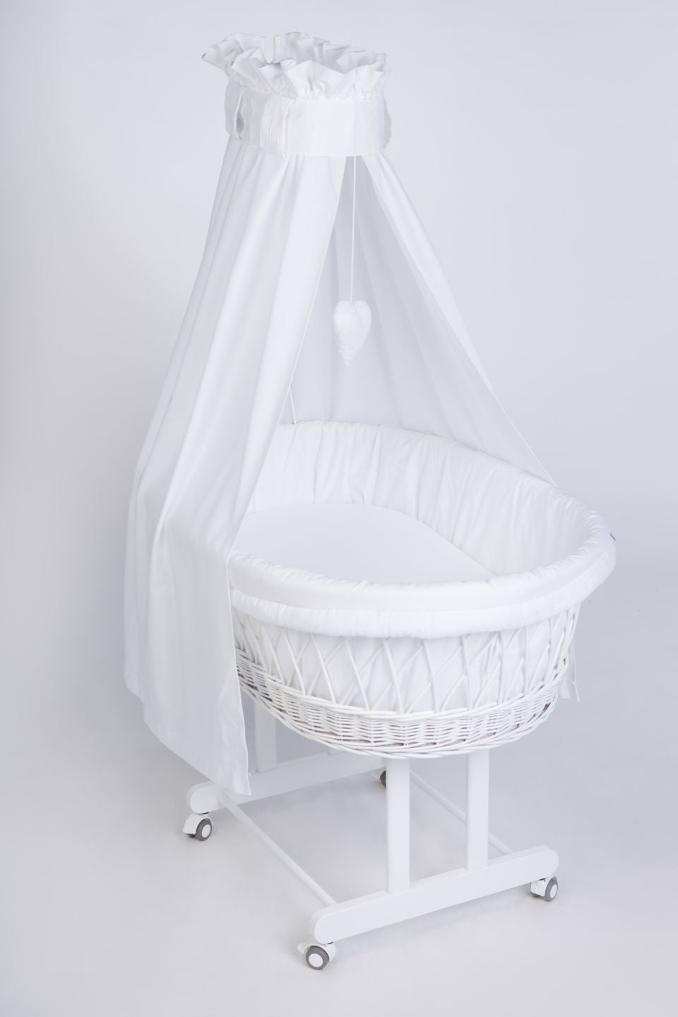White Stubenwagen Maxi with delicate white canopy and soft padded interior on wheels. - Mionido - Stubenwagen Maxi (weiß)