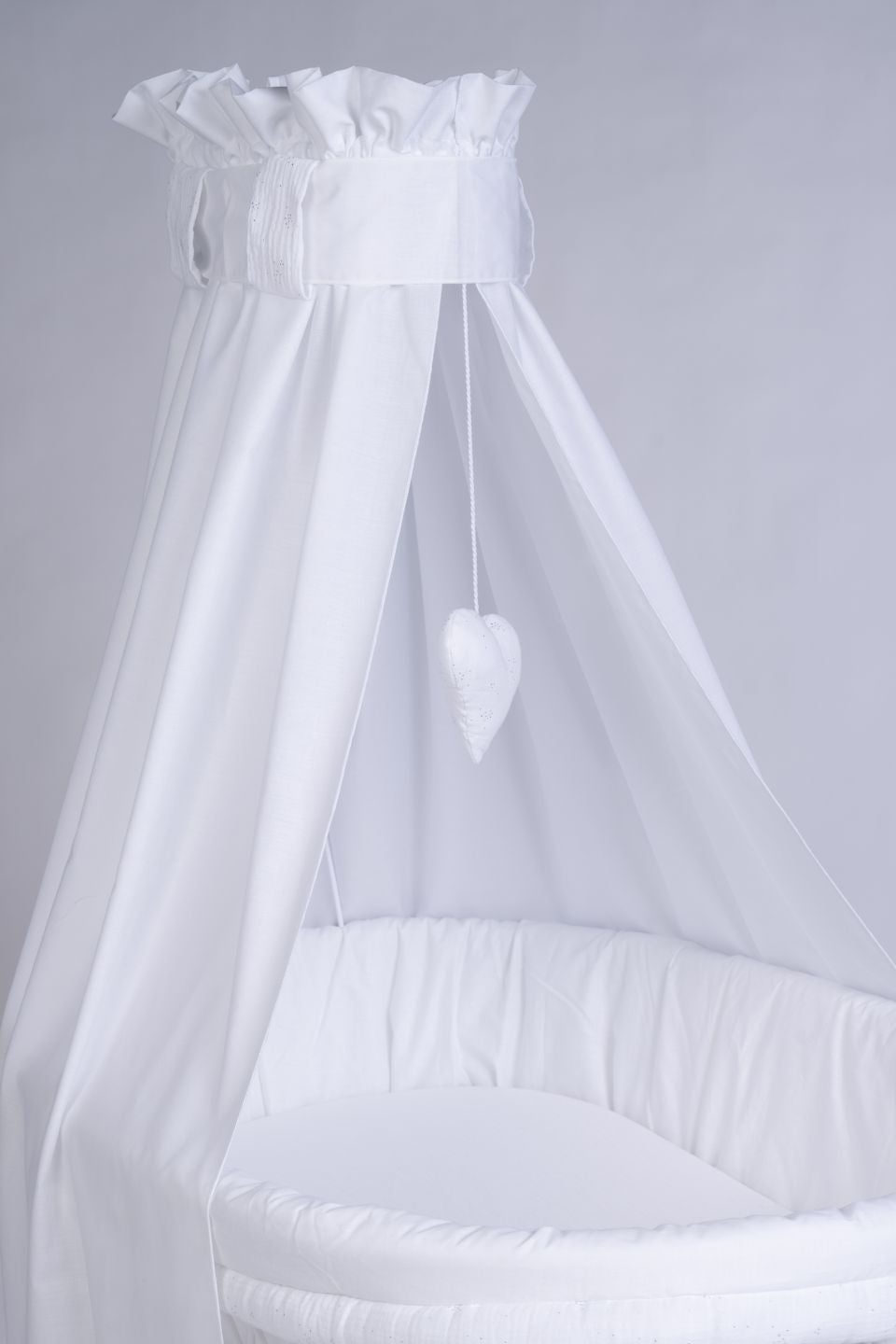 White Stubenwagen Maxi with sheer canopy and padded interior lining, heart-shaped hanging decoration. - Mionido - Stubenwagen Maxi (weiß)
