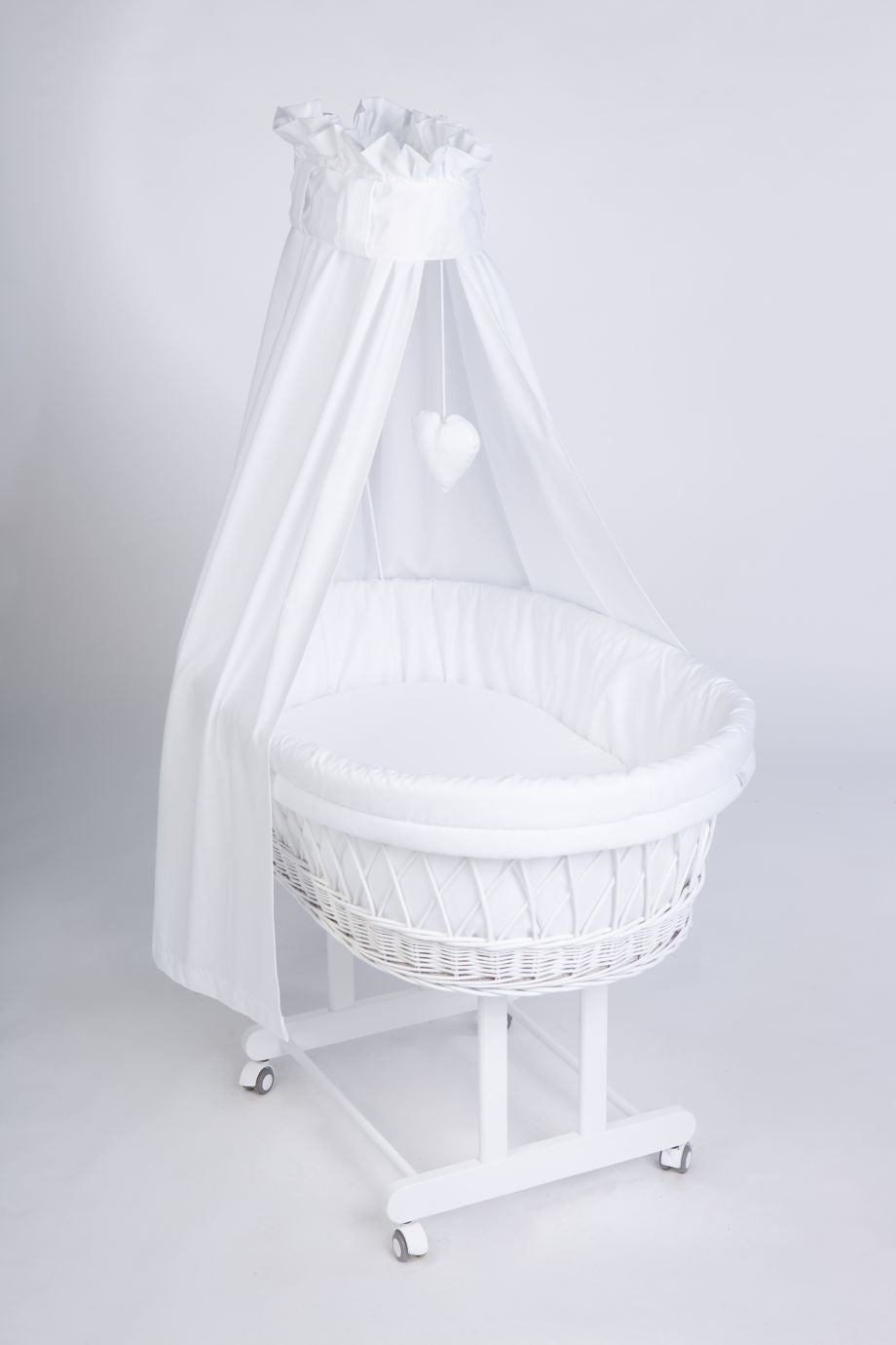 White Stubenwagen Maxi with white muslin canopy and heart detail, on white wheels. - Mionido - Stubenwagen Maxi (weiß)