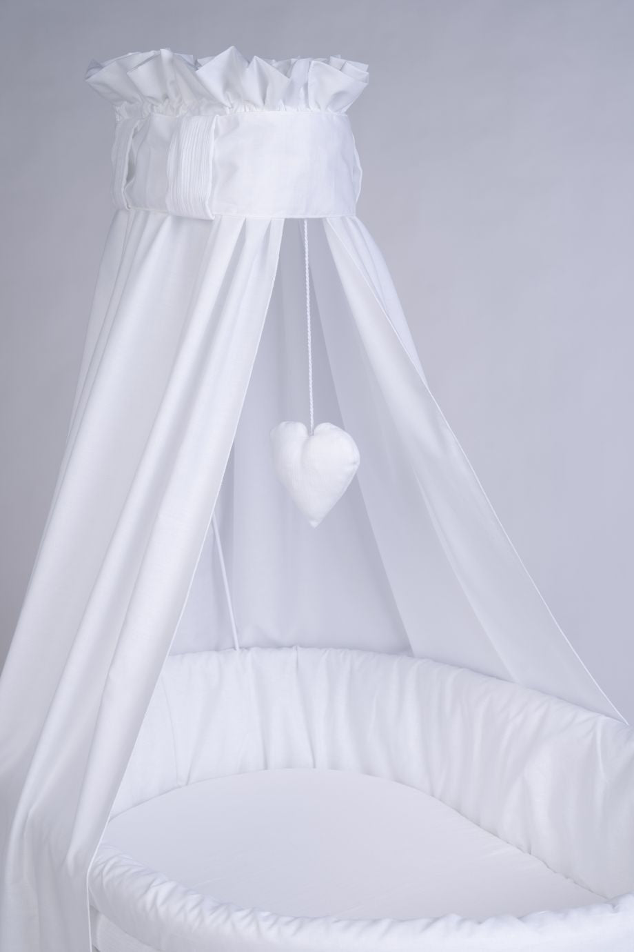 White Stubenwagen Maxi with soft canopy, sheer drapes, and hanging heart decoration. - Mionido - Stubenwagen Maxi (weiß)