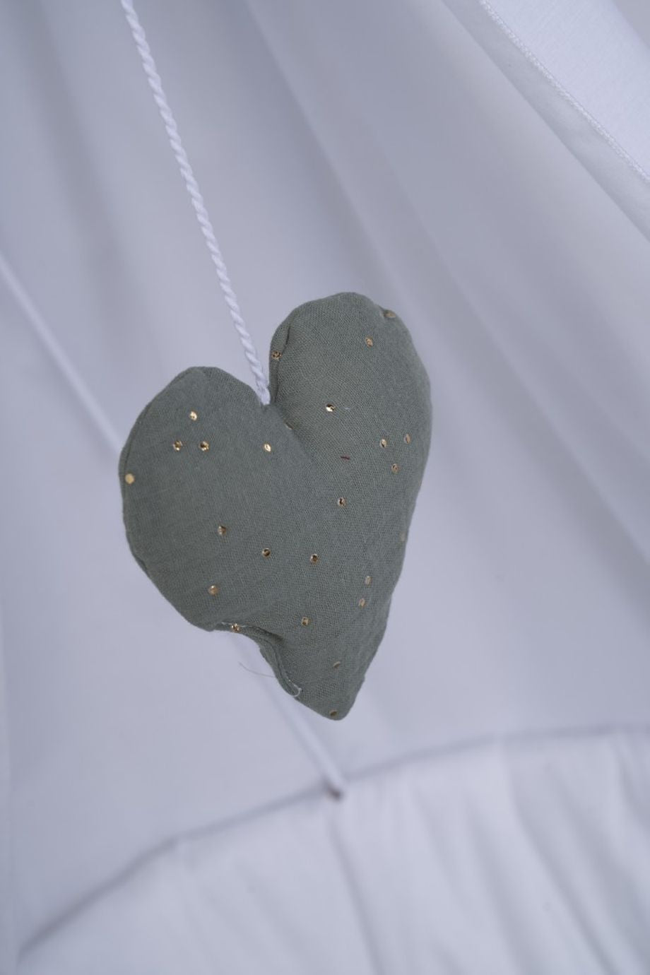 Gray fabric heart hanging inside white Stubenwagen canopy. - Mionido - Stubenwagen Maxi (weiß)