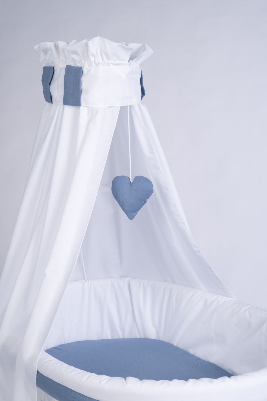 White Stubenwagen with sheer canopy, blue heart decoration, and blue mattress cushion. - Mionido - Stubenwagen Maxi (weiß)