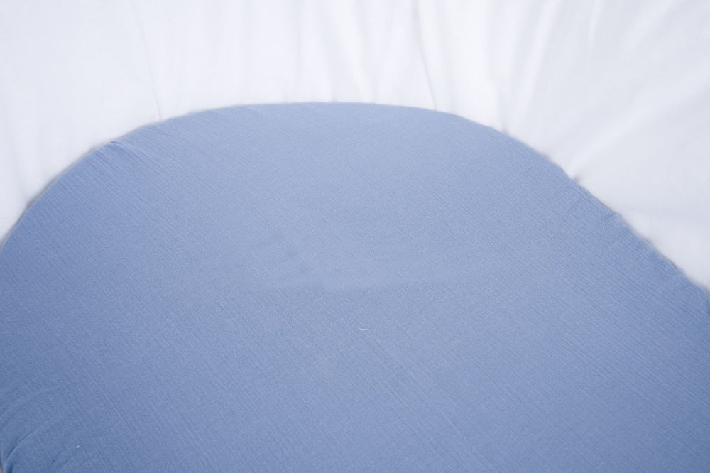 White Stubenwagen with soft blue muslin mattress and padded interior lining. - Mionido - Stubenwagen Maxi (weiß)