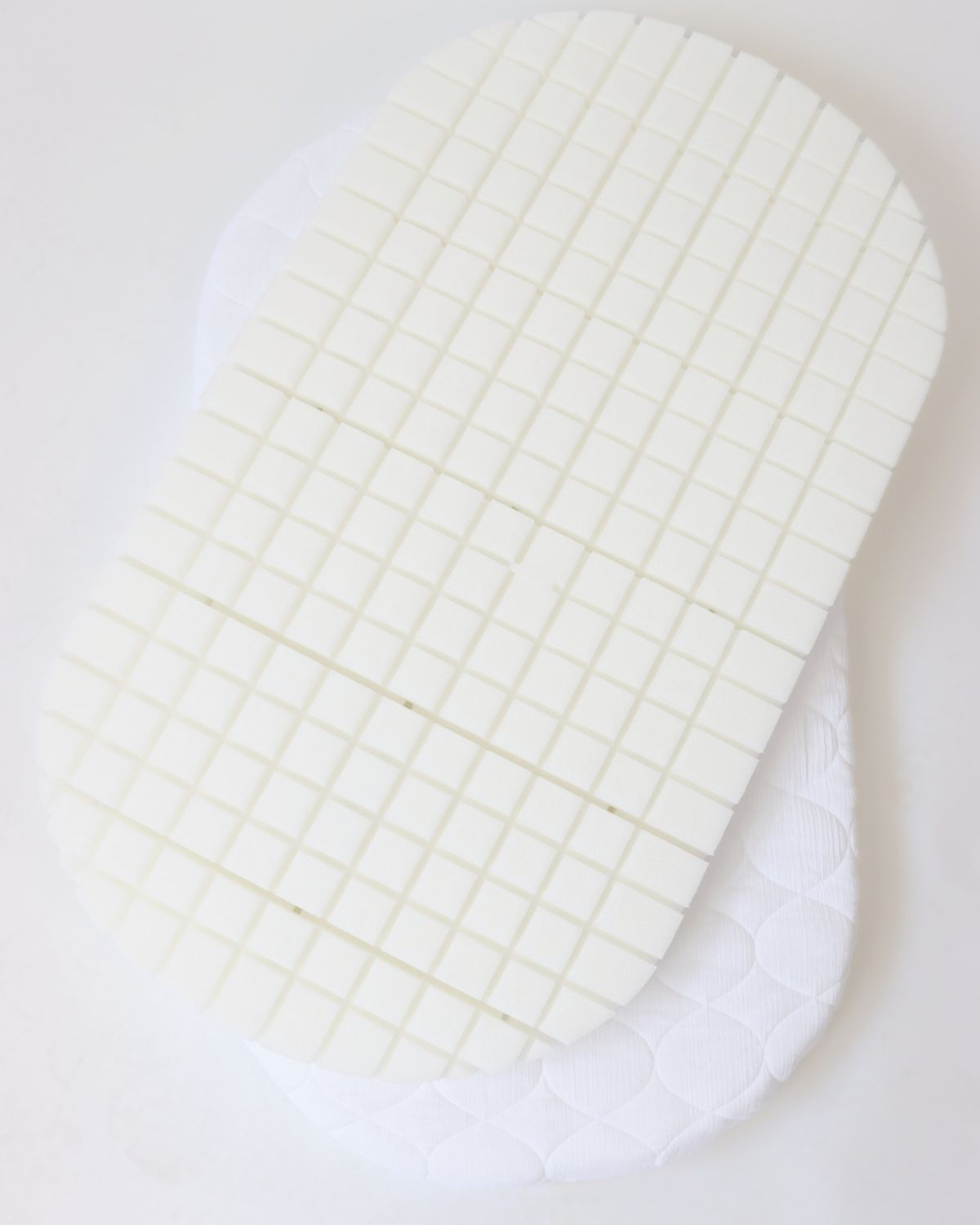 Oval white foam baby mattress with grid pattern and soft white muslin cover for Stubenwagen. - Mionido - Baby-Schumkernmatratzemit Musselinbezug