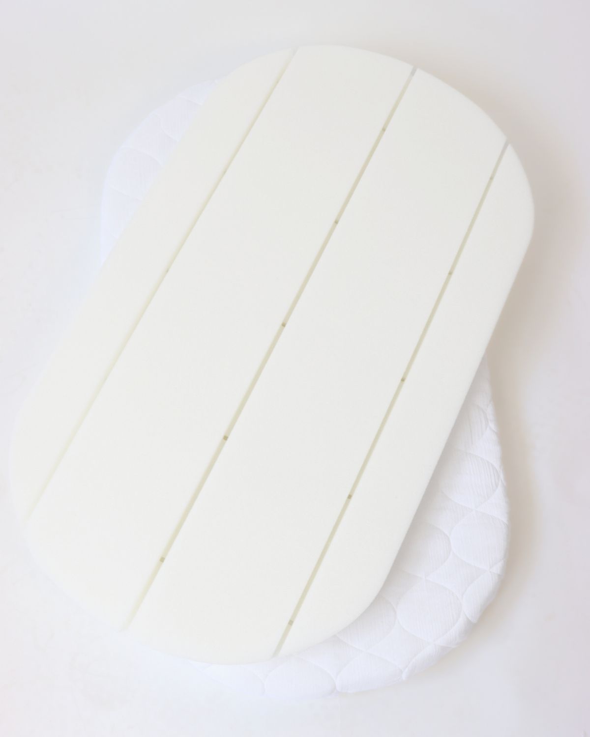 Oval white foam core mattress with soft musselin cover, designed for Stubenwagen. - Mionido - Baby-Schumkernmatratzemit Musselinbezug