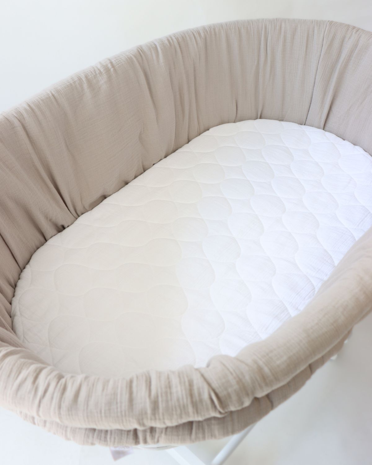 White quilted baby mattress with beige muslin cover fitting a Stubenwagen bassinet. - Mionido - Baby-Schumkernmatratzemit Musselinbezug