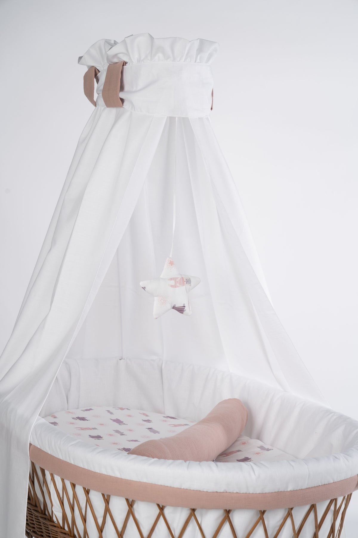 Babybett Lounge Natur auf Rollen mit Ausstattung in Pyjamabär Rosa – MIONIDO